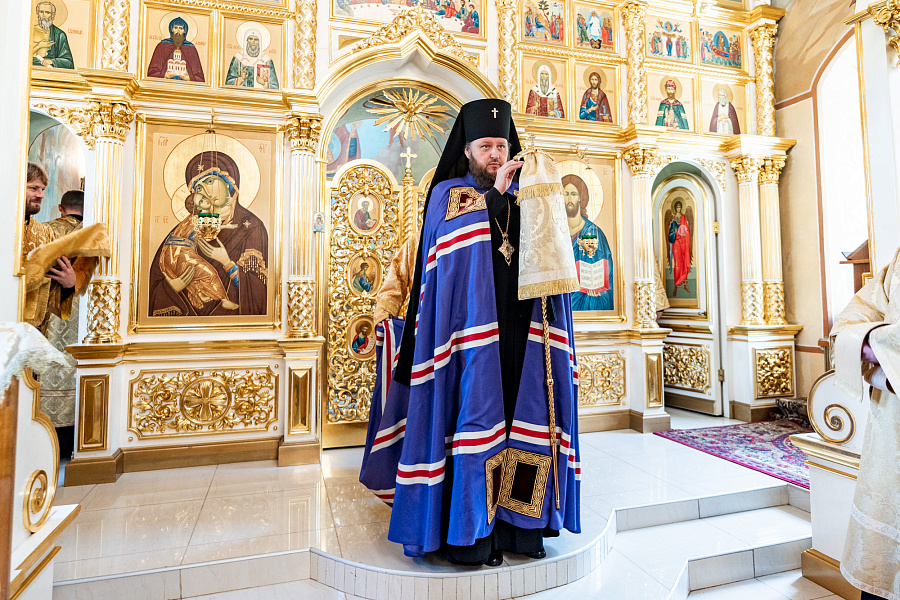 Архиерейское богослужение в Иоанно-Предтеченском храме города Чехова в праздник Рождества Пророка, Предтечи и Крестителя Господня Иоанна